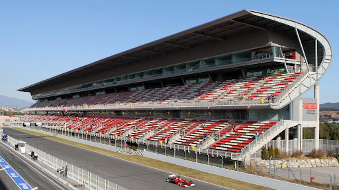 Alonso, en la recta de meta de Montmeló