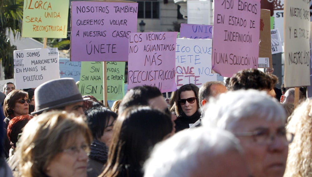Vecinos de Lorca se manifiestan ante el Congreso