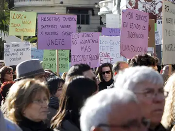Vecinos de Lorca se manifiestan ante el Congreso Vecinos de Lorca se manifiestan ante el Congreso