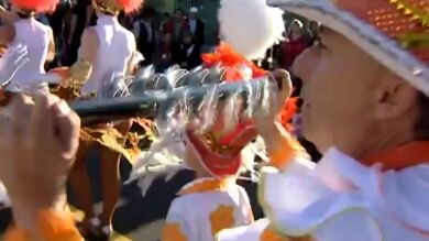 Colorido y mucho ritmo en el Coso del carnaval chicharrero