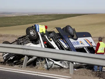 El autobús volcado tras el accidente El autobús volcado tras el accidente