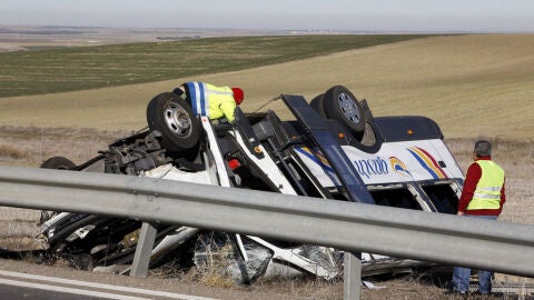 El autob&uacute;s volcado tras el accidente