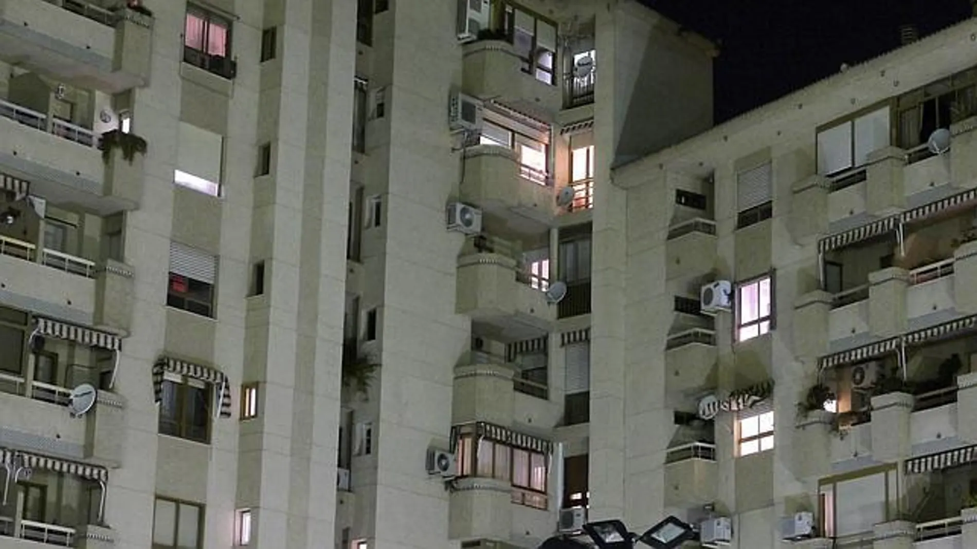 Un bebé muere al caer desde un duodécimo piso en Tenerife Un bebé muere al caer desde un duodécimo piso en Tenerife