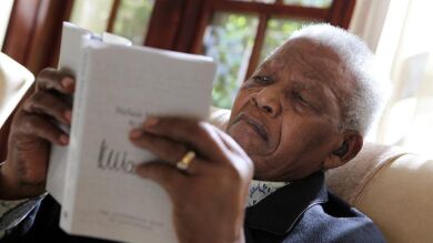 Mandela mejora pero sigue grave tras cumplir una semana en el hospital