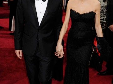 Alberto Iglesias con su pareja en la alfombra roja