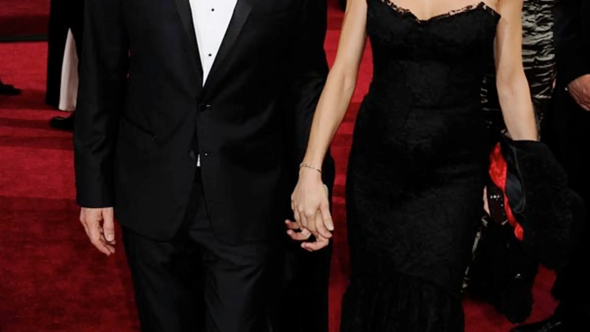 Alberto Iglesias con su pareja en la alfombra roja