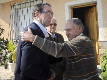 El marido de la fallecida recibe el pésame