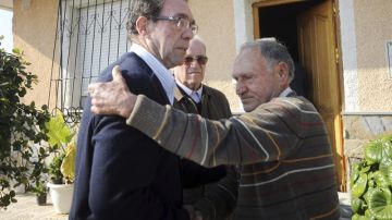 El marido de la fallecida recibe el pésame