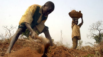Imagen de archivo de dos niños trabajando en el campo en Nigeria.