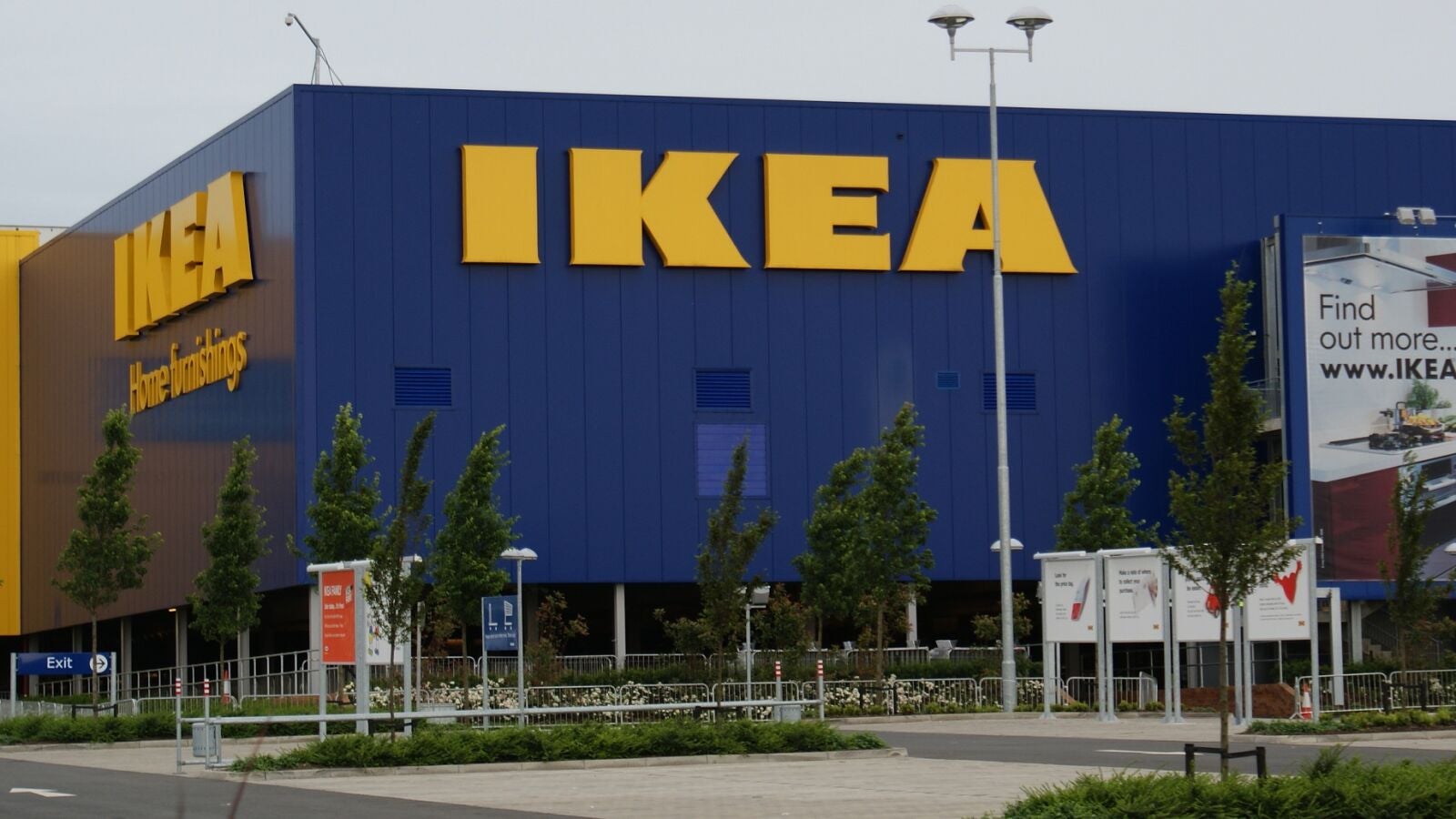La Policía advierte sobre el nuevo reto de moda entre los adolescentes: dormir dentro de un Ikea