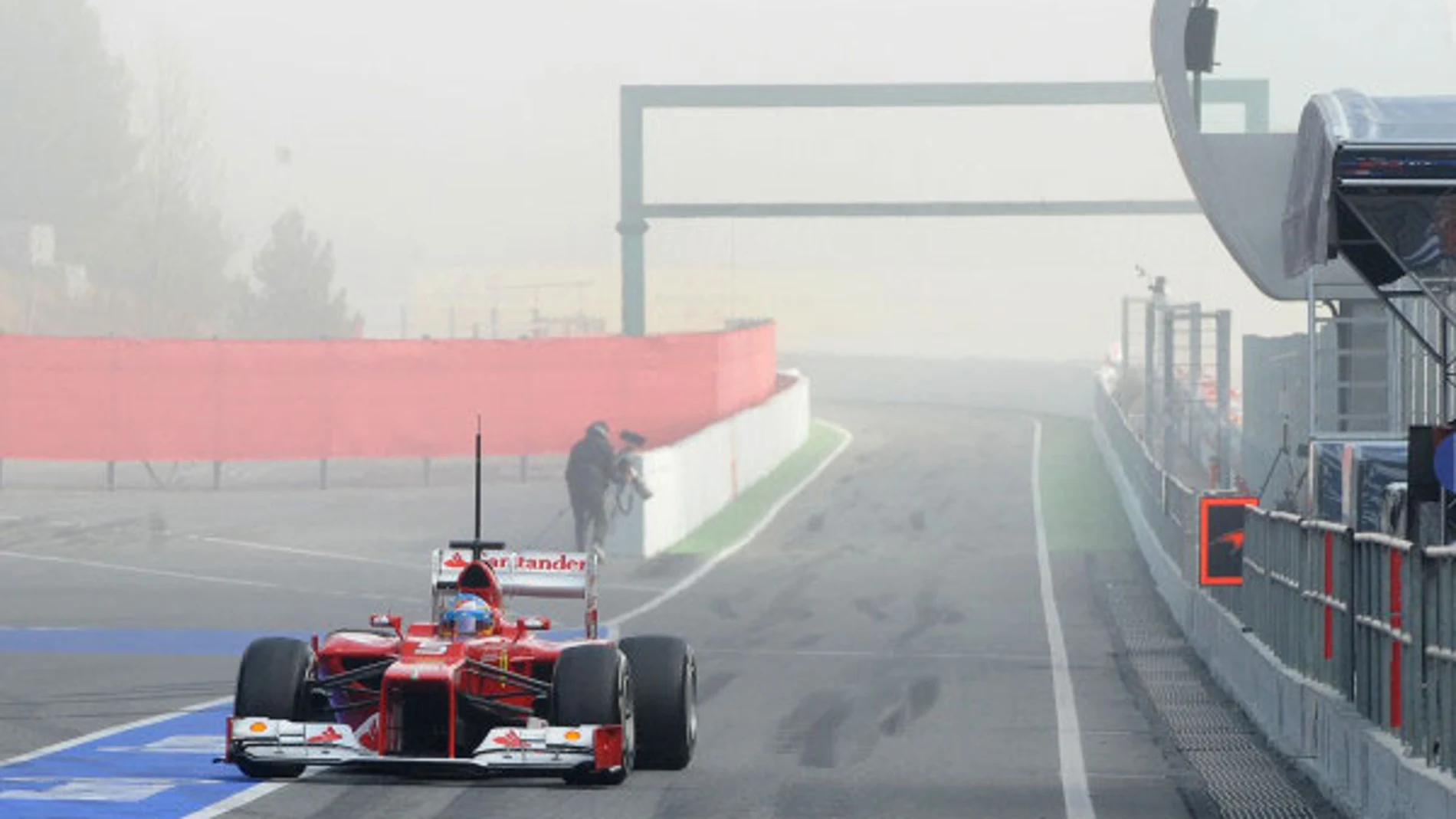 Fernando Alonso, entre la niebla de Montmeló