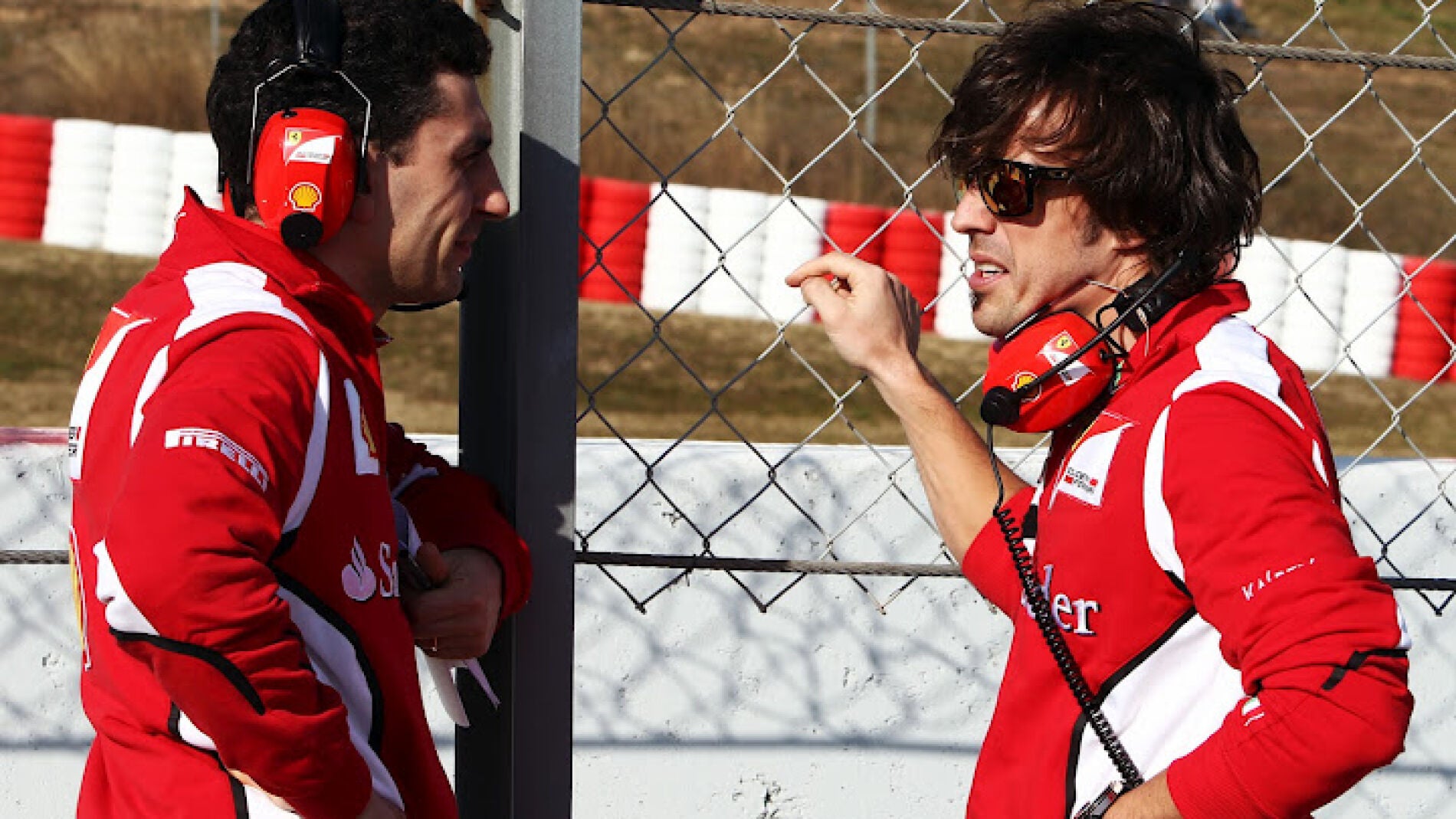 Alonso conversa con su ingeniero, Andrea Stella, en Montmel&oacute;