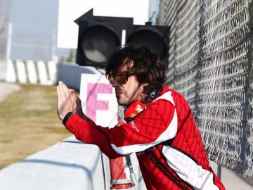 Alonso observa la pista de Montmeló
