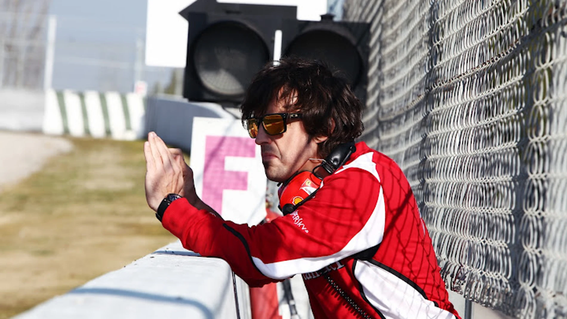Alonso observa la pista de Montmeló