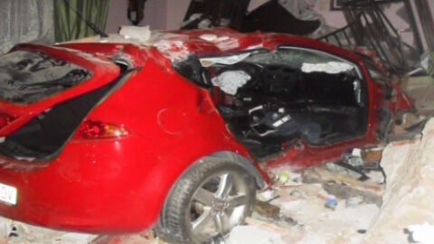 Un coche se sale de la carretera y atraviesa la padred de una vivienda