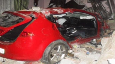 Un coche se sale de la carretera y atraviesa la pared de una vivienda