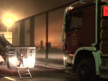 Un incendio calcina una nave de serigrafía en un polígono industrial de Pinto