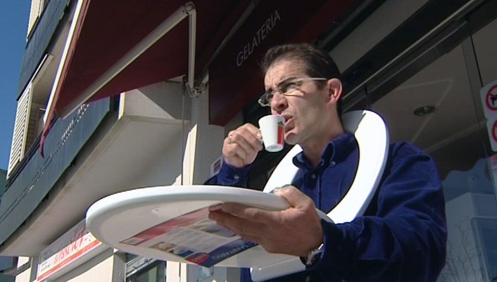 Un cliente con una tapa de váter