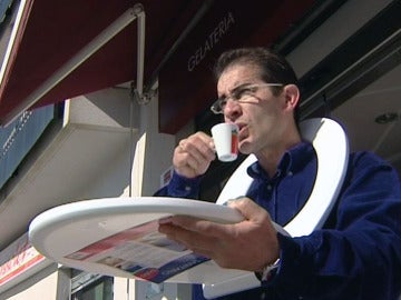 Un cliente con una tapa de váter Un cliente con una tapa de váter