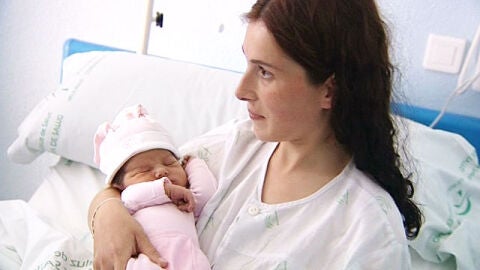 Paritorio improvisado en el portal de un edificio