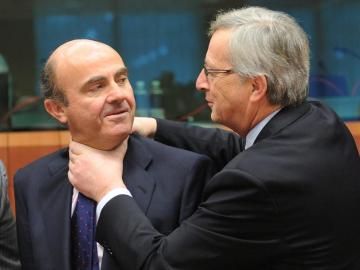 Juncker 'estrangula' a De Guindos mientras bromean