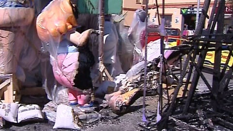 Estructura fallera afectada por el incendio