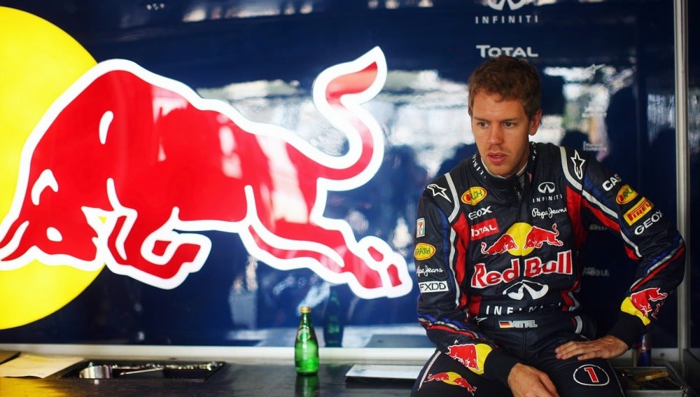 Sebastian Vettel en el box de Red Bull