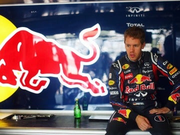 Sebastian Vettel en el box de Red Bull