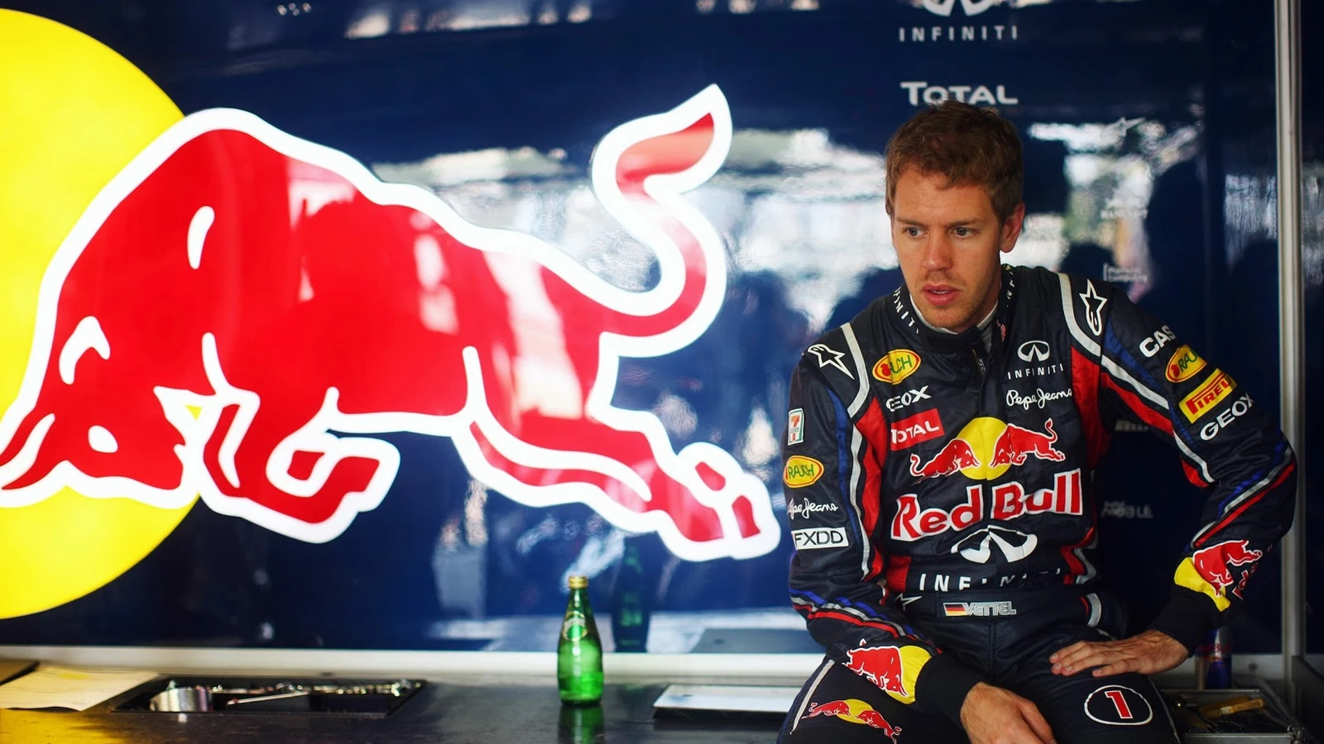 Sebastian Vettel en el box de Red Bull