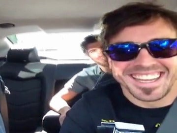 Alonso conduce un coche en Melbourne