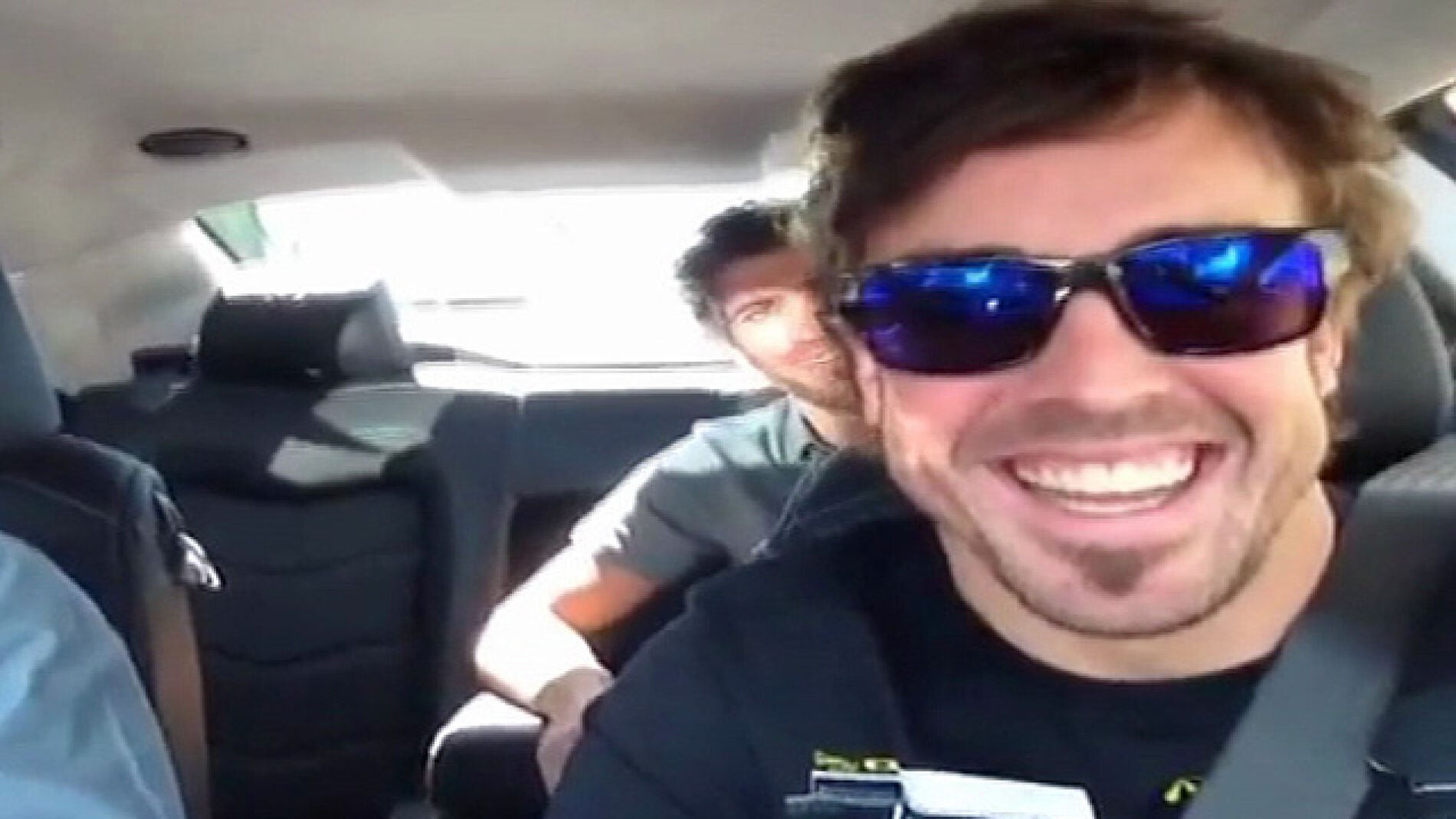 Alonso conduce un coche en Melbourne