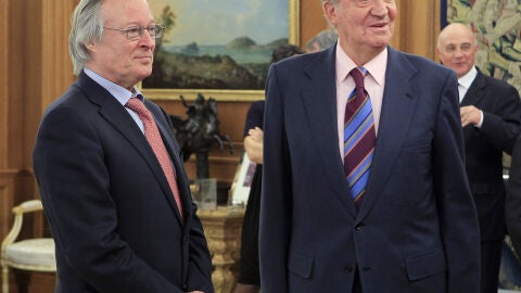 El rey junto a Josep Piqu&eacute;