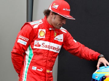 Fernando Alonso observa su casco