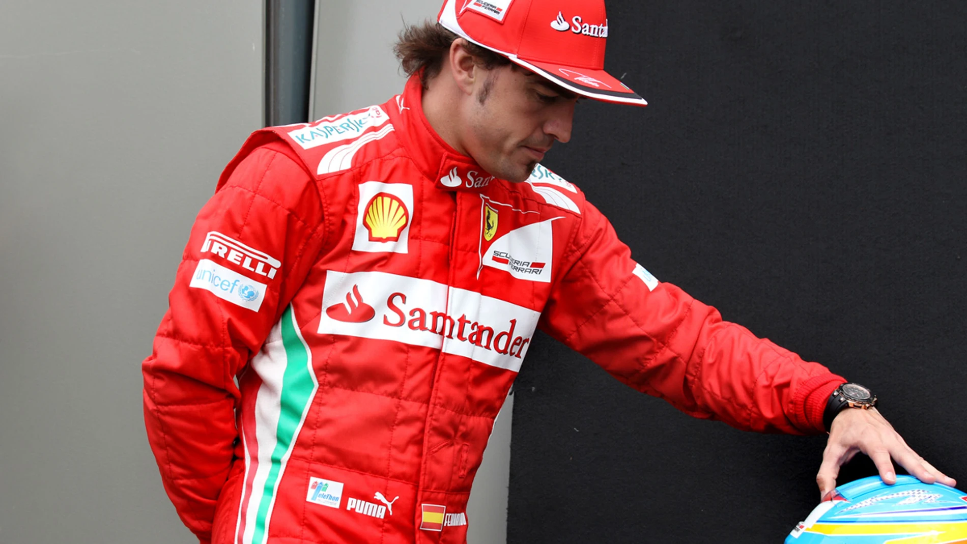 Fernando Alonso observa su casco