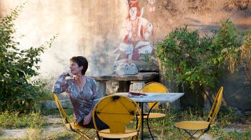 Celia Imrie es Madge. Ella quiere encontrar el amor