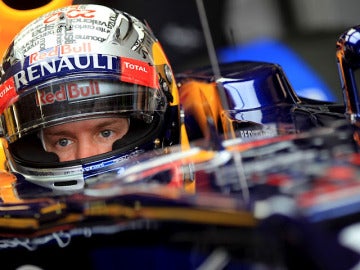 Vettel en el box de Red Bull