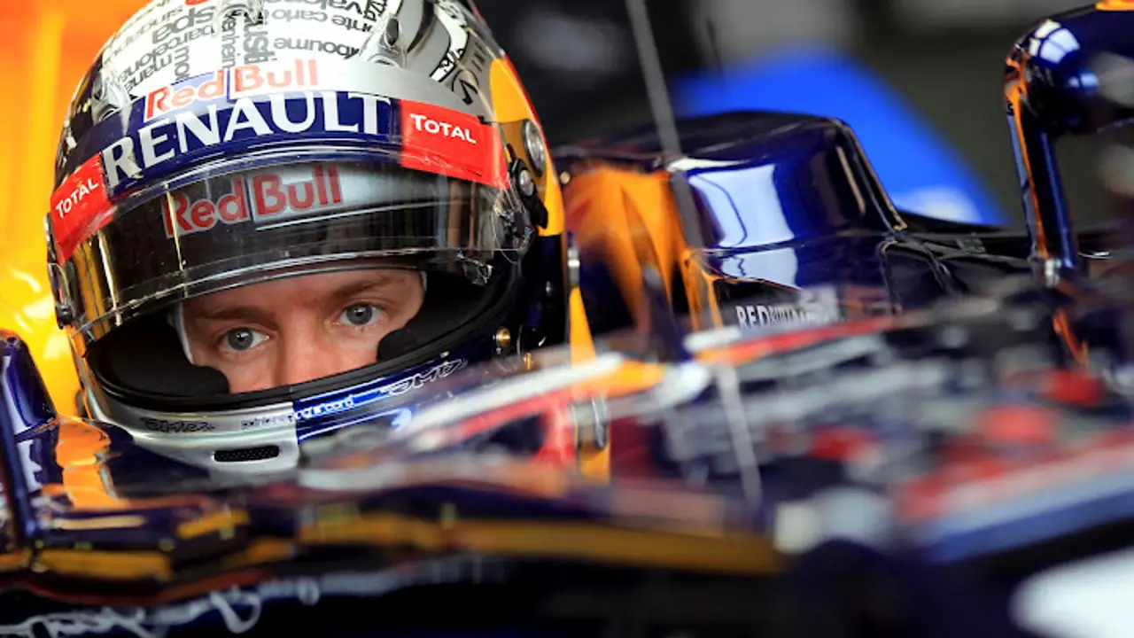 Vettel en el box de Red Bull