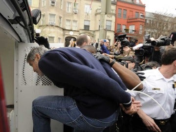 Clooney metiéndose en el camión policial