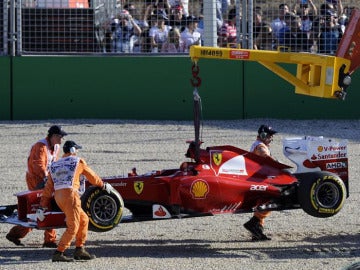 La grúa del circuito de Albert Park se lleva el coche de Alonso