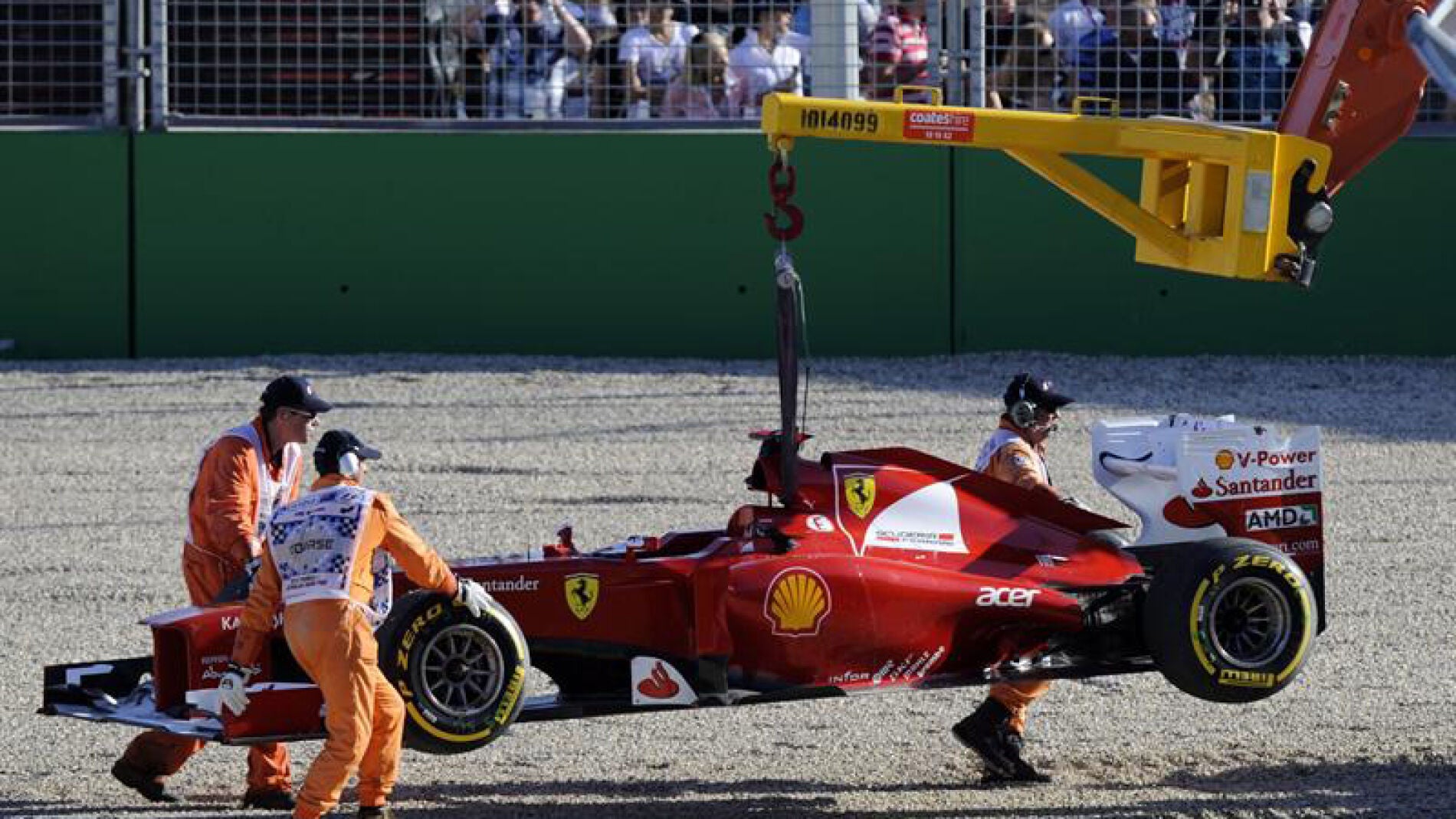 La gr&uacute;a del circuito de Albert Park se lleva el coche de Alonso