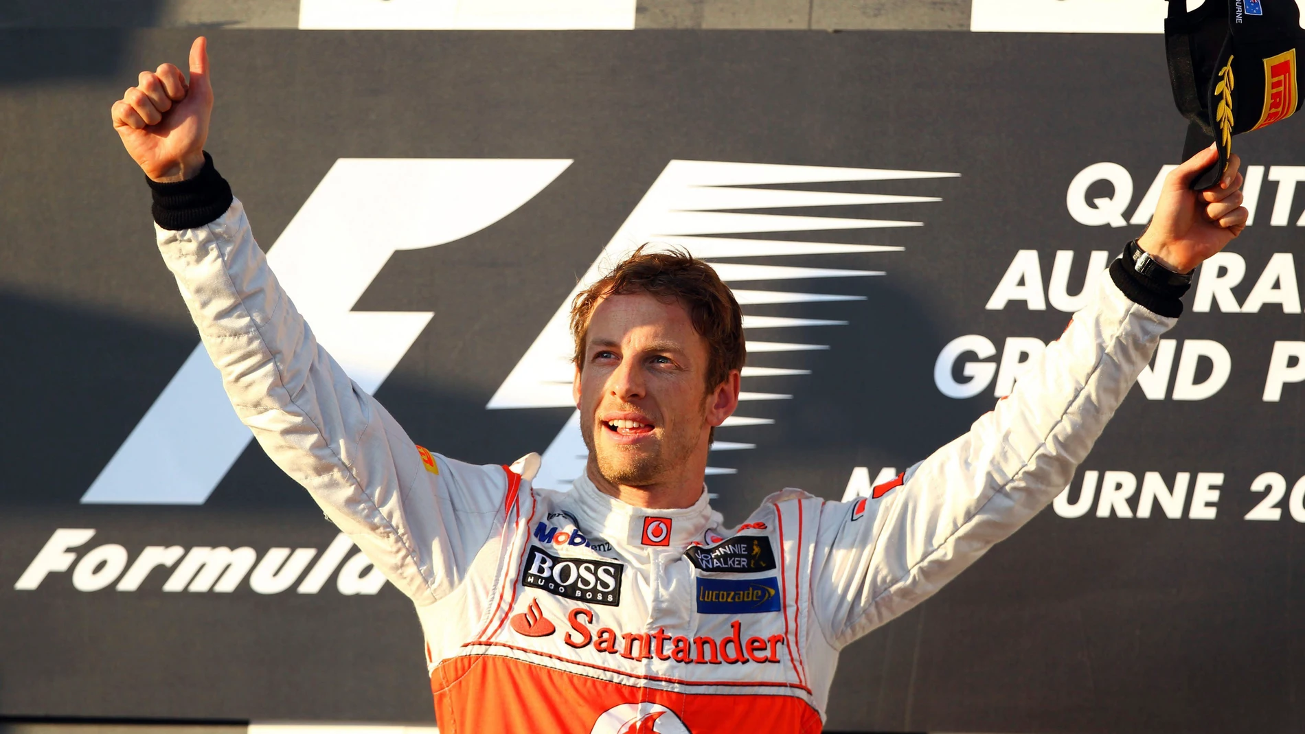 Button levanta los brazos tras su victoria en Australia