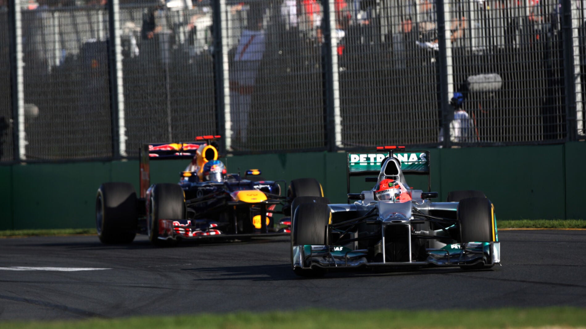 Schumacher por delante de Vettel