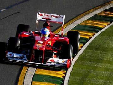 Alonso toma una curva en el circuito de Albert Park