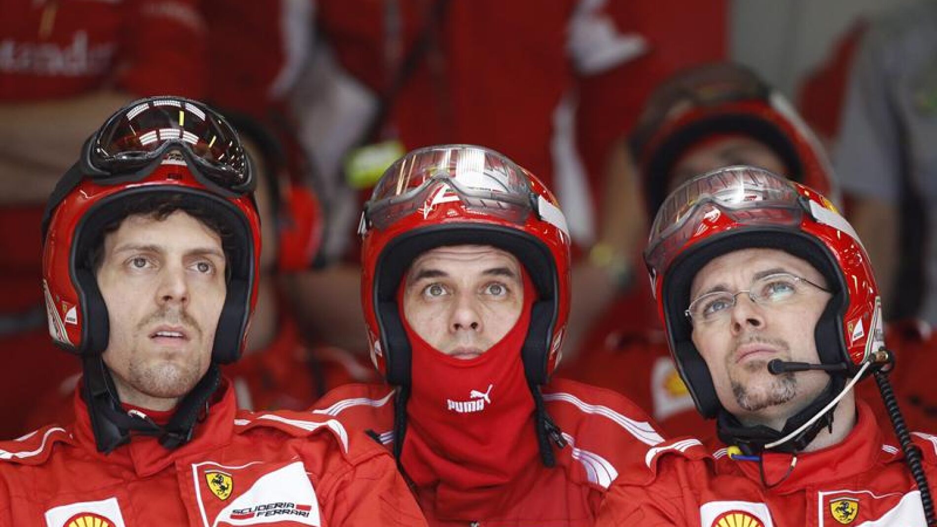 Tres t&eacute;cnicos de Ferrari observan una pantalla durante el Gran Premio de Australia