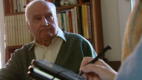 Un hombre ayuda a elaborar el censo