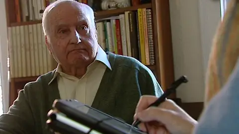 Un hombre ayuda a elaborar el censo Un hombre ayuda a elaborar el censo