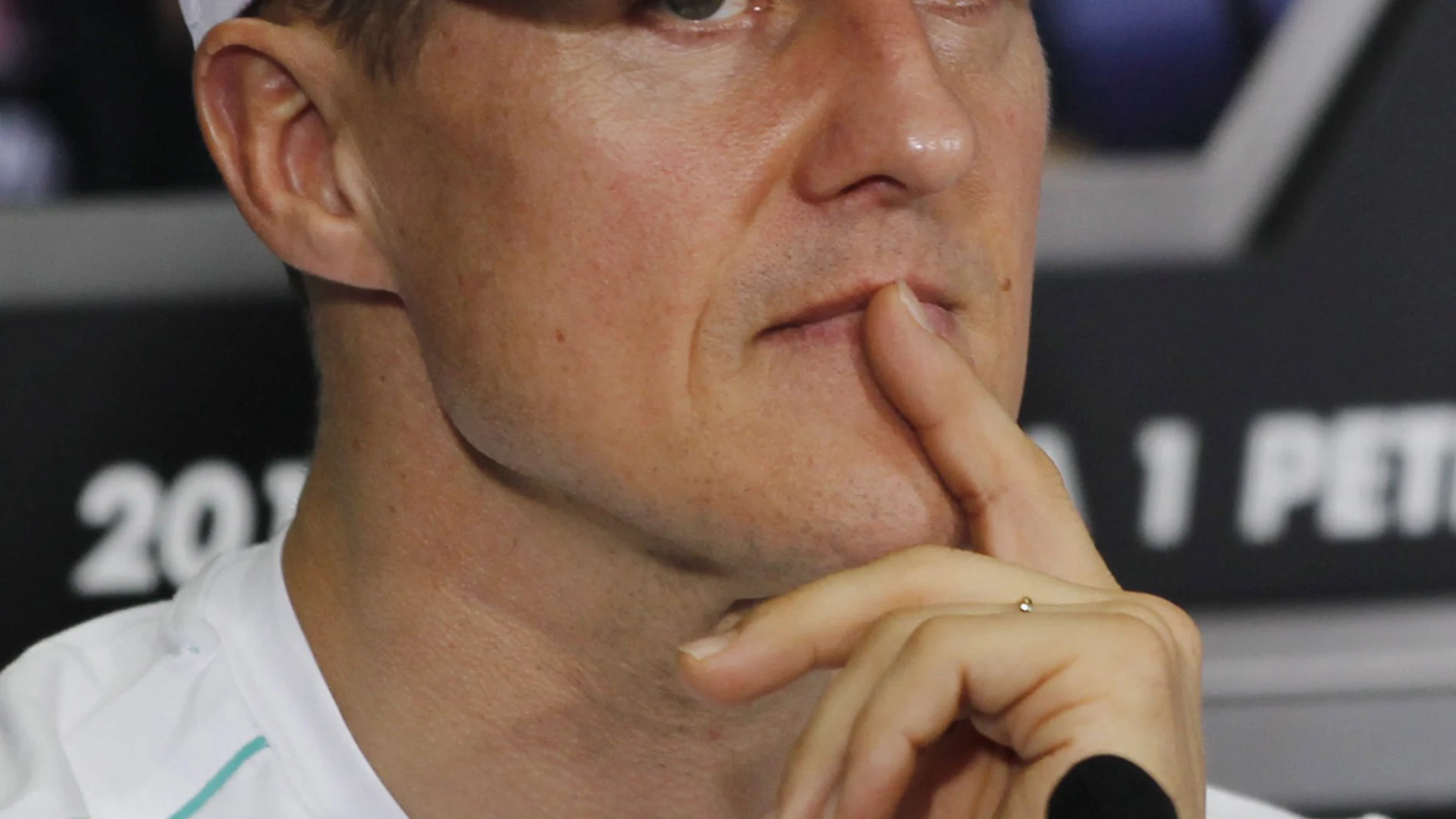 Schumacher, pensativo en la ruede de prensa de la FIA