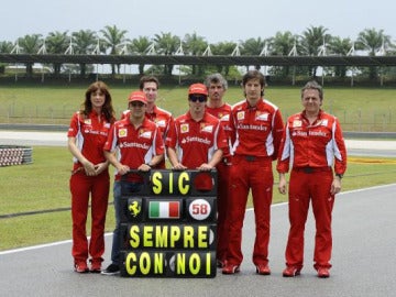 Alonso, Massa y Ferrari homenajean a Simoncelli