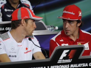 Alonso y Button conversan en rueda de prensa