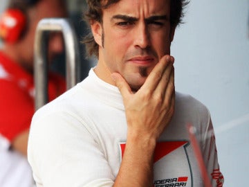 Fernando Alonso en el box de Ferrari